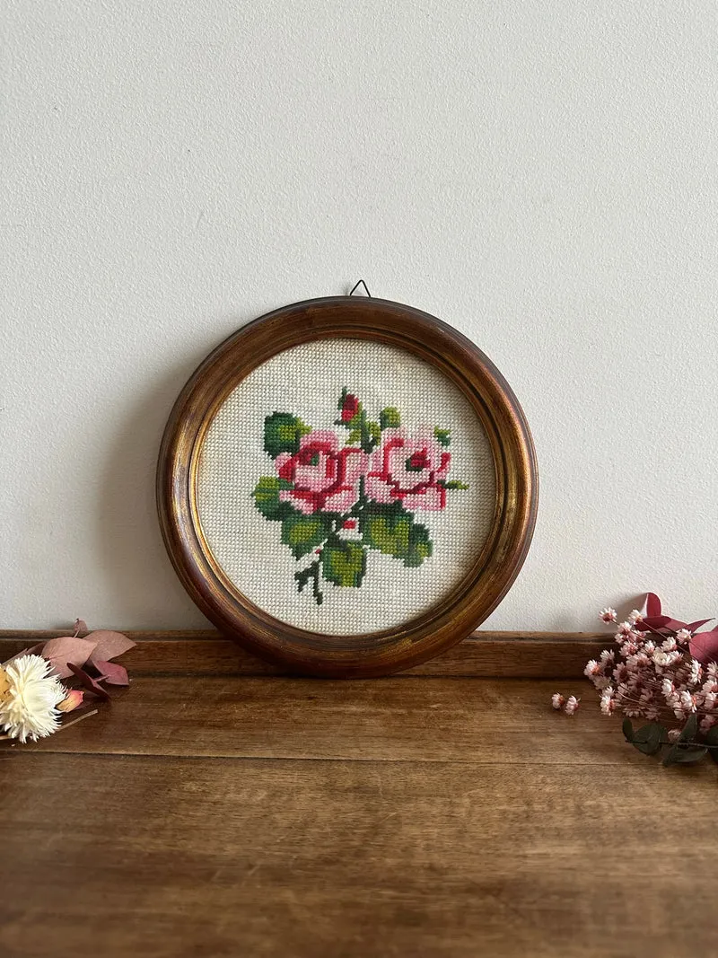 Broderie au point de croix dans son cadre en bois mordoré