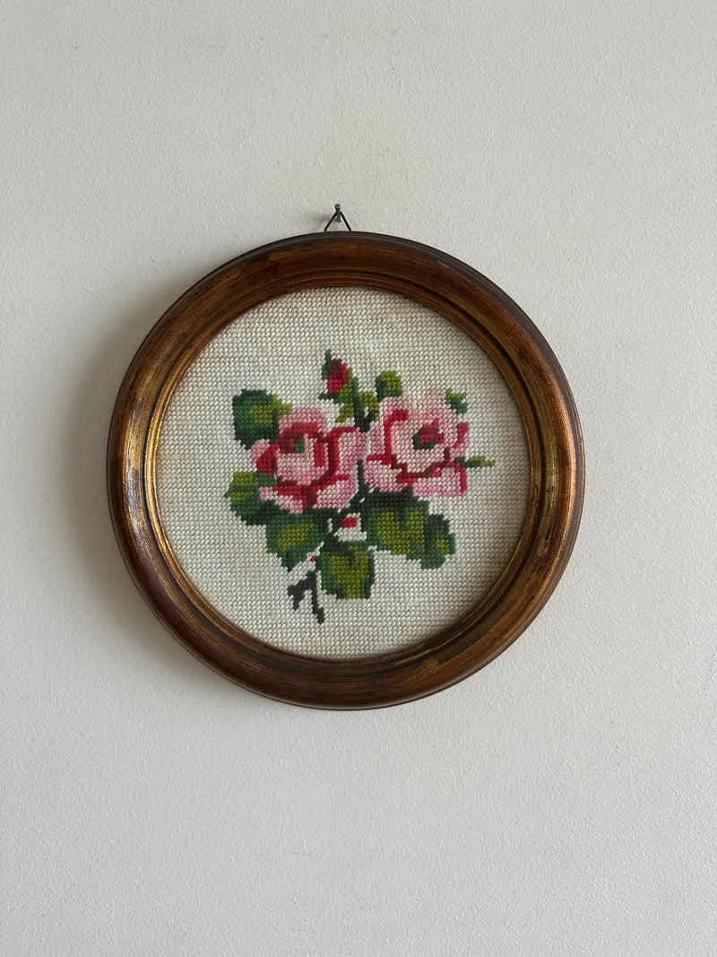 Broderie au point de croix dans son cadre en bois mordoré