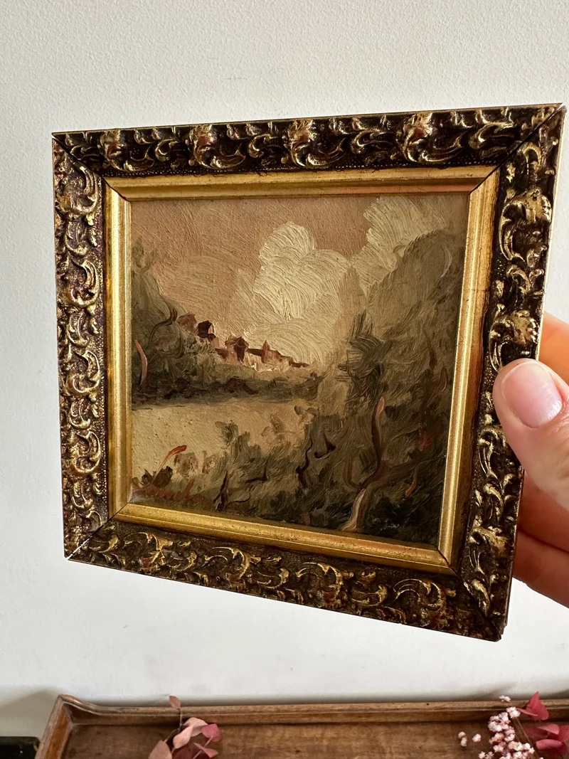 Peinture impressionniste village et rivière dans cadre en bois doré moulé
