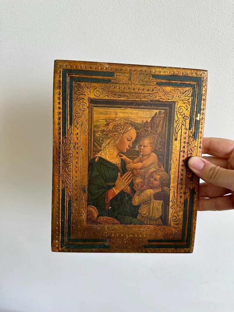 Icône religieuse style florentin La Vierge l'enfant et deux anges dans cadre en bois doré liseré bleu