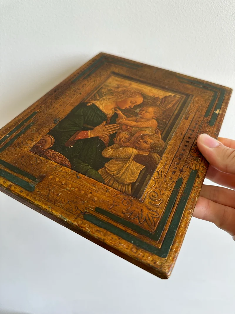 Icône religieuse style florentin La Vierge l'enfant et deux anges dans cadre en bois doré liseré bleu