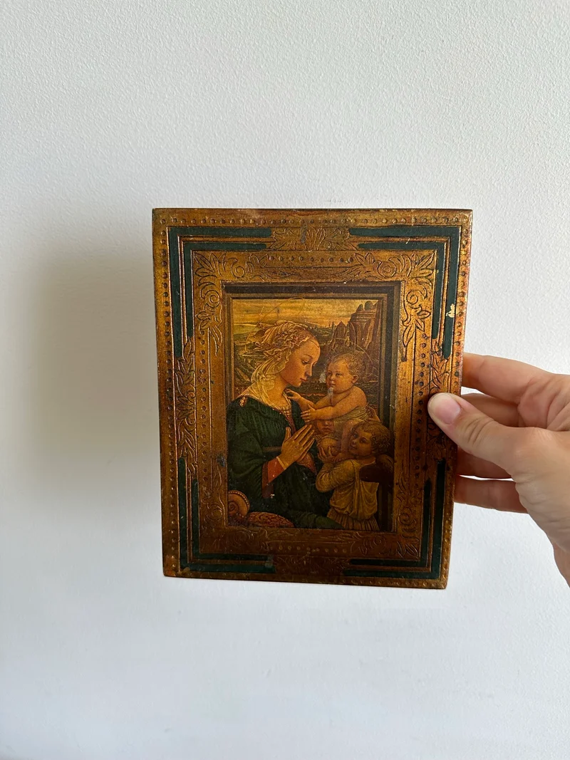 Icône religieuse style florentin La Vierge l'enfant et deux anges dans cadre en bois doré liseré bleu