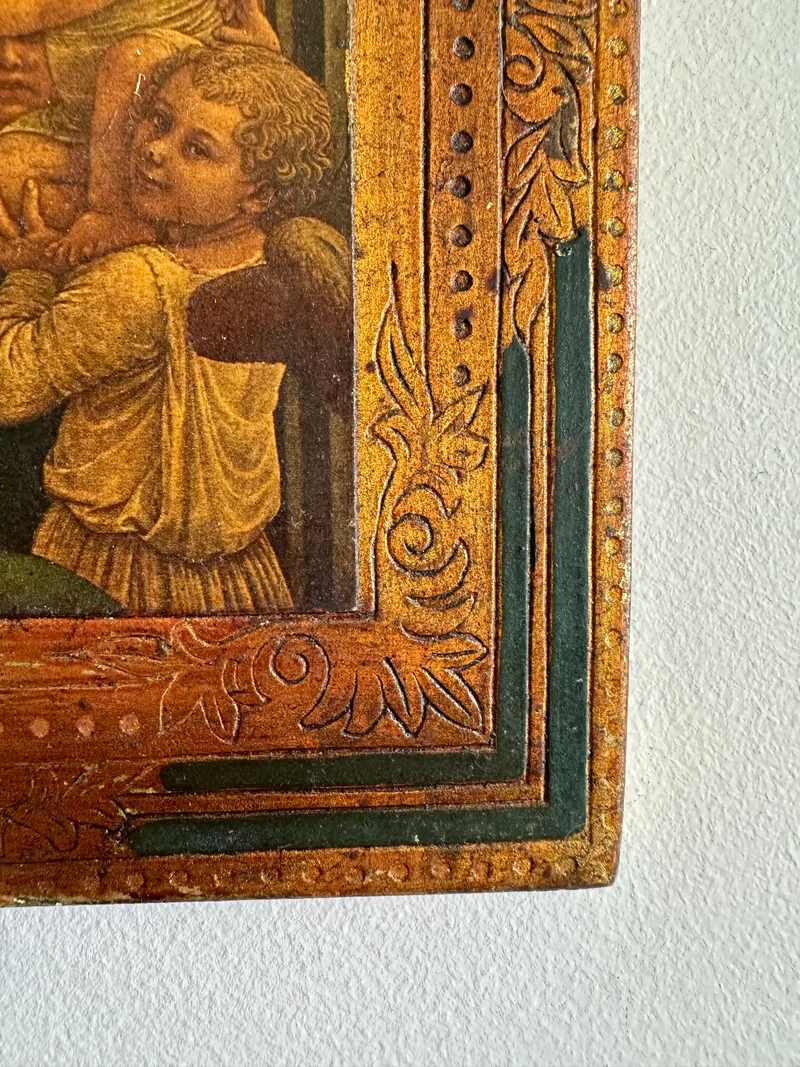 Icône religieuse style florentin La Vierge l'enfant et deux anges dans cadre en bois doré liseré bleu