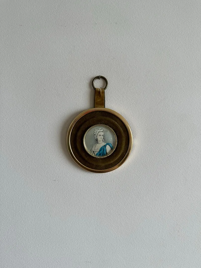 Médaillon velours vert bouteille cerclé de doré portrait jeune femme