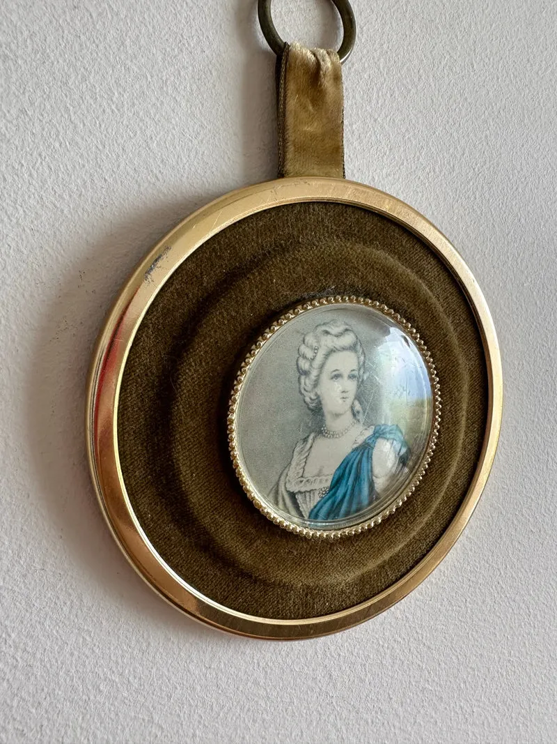 Médaillon velours vert bouteille cerclé de doré portrait jeune femme