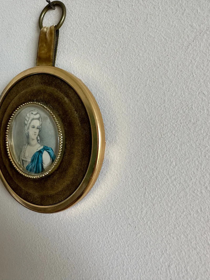 Médaillon velours vert bouteille cerclé de doré portrait jeune femme
