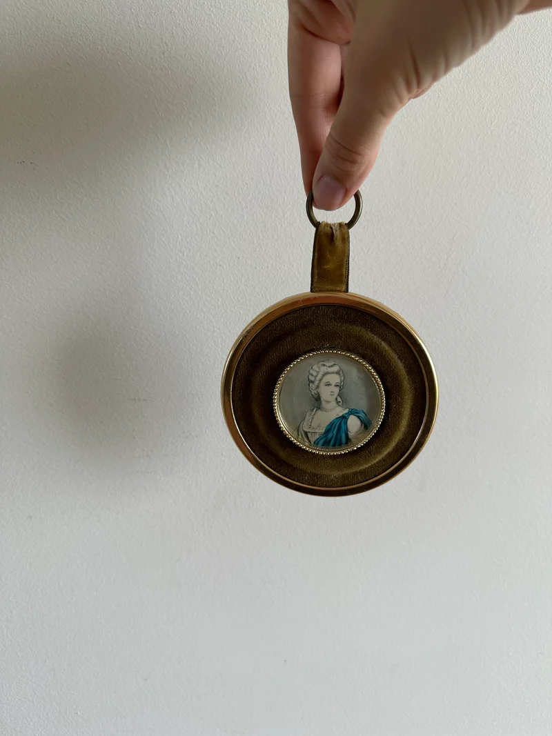 Médaillon velours vert bouteille cerclé de doré portrait jeune femme