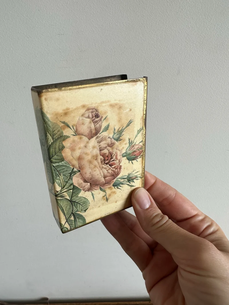 Porte serviettes en métal motif roses style Redouté