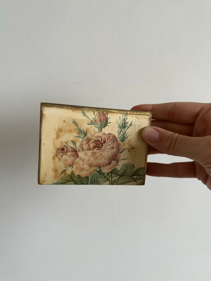 Porte serviettes en métal motif roses style Redouté