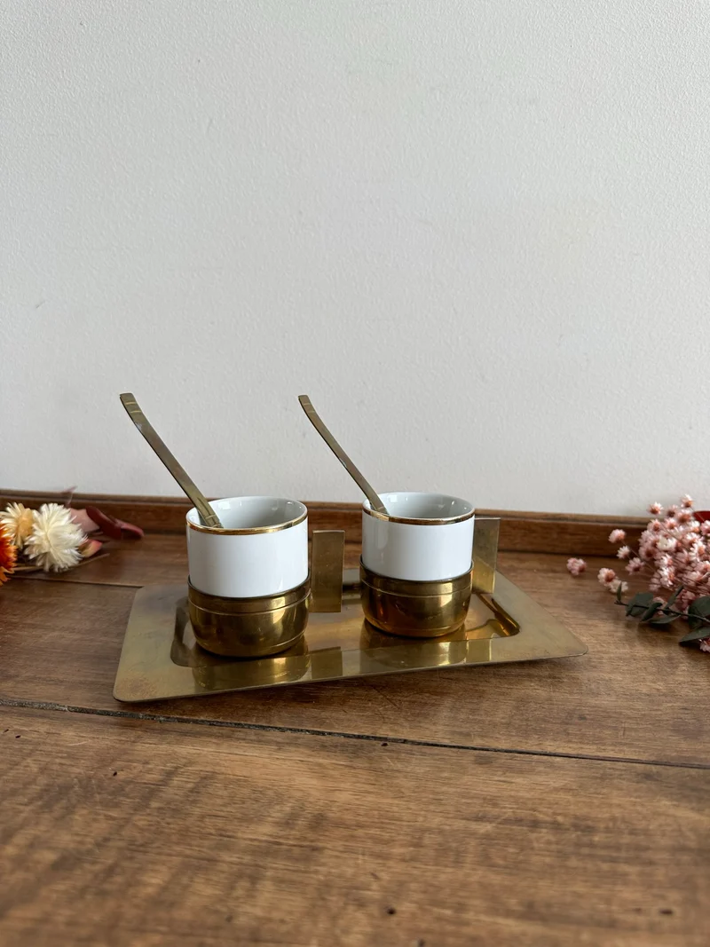 Tasses à café en laiton et porcelaine