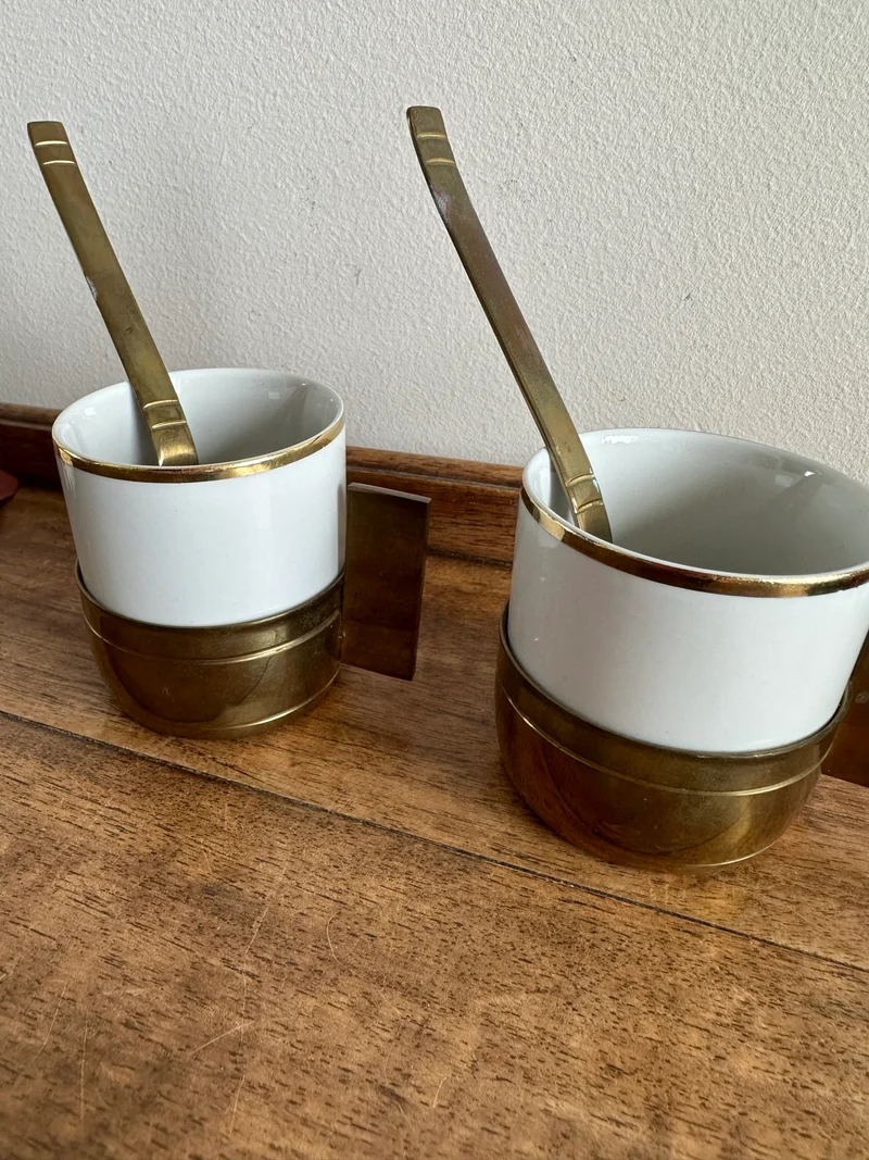 Tasses à café en laiton et porcelaine