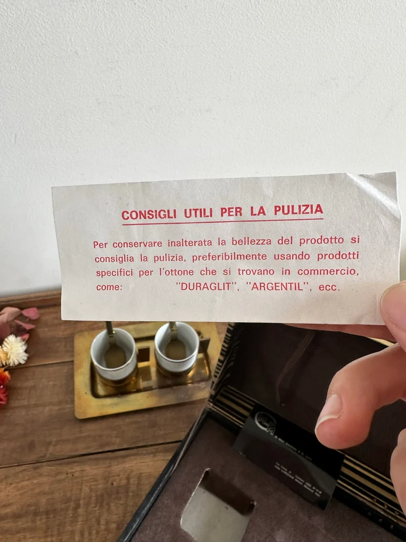 Tasses à café en laiton et porcelaine