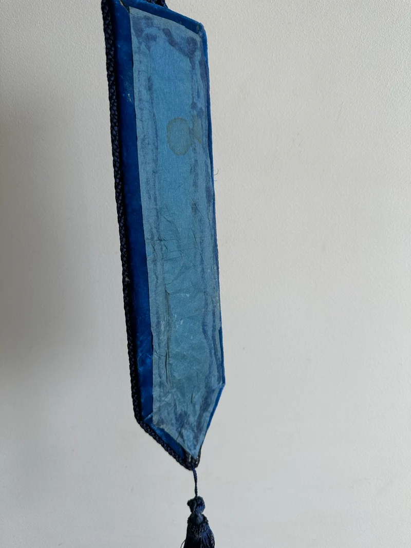 Tryptique de médaillons peints à la main sur cadre en velours bleu nuit