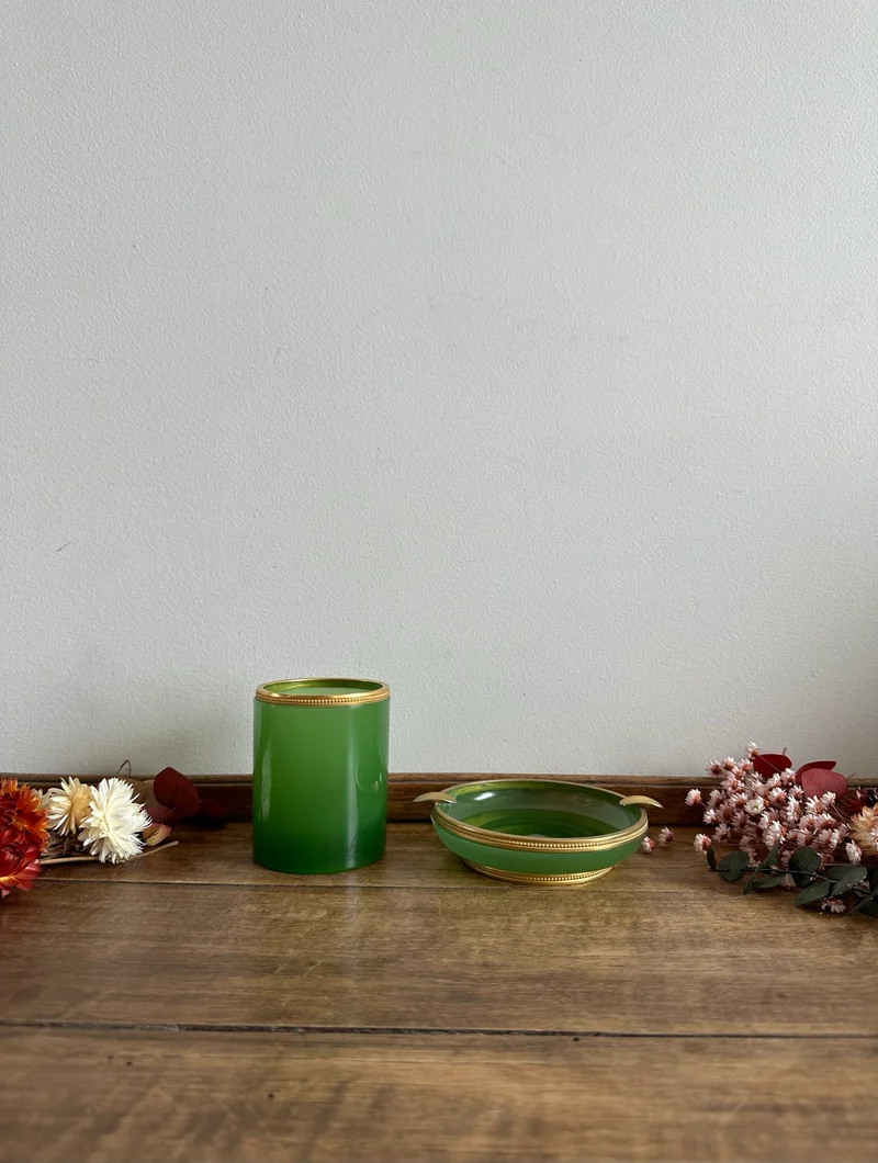 Pot et coupelle en verre opaline vert cerclés de métal doré