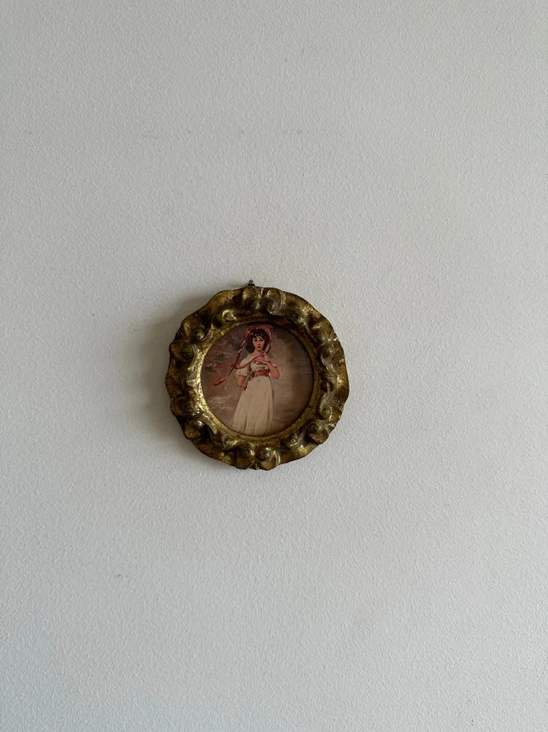 Médaillon en bois doré sculpté rond représentation jeune fille au chapeau