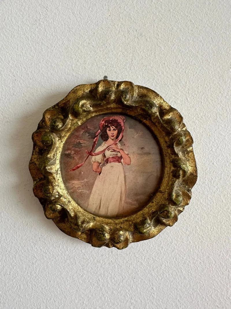Médaillon en bois doré sculpté rond représentation jeune fille au chapeau