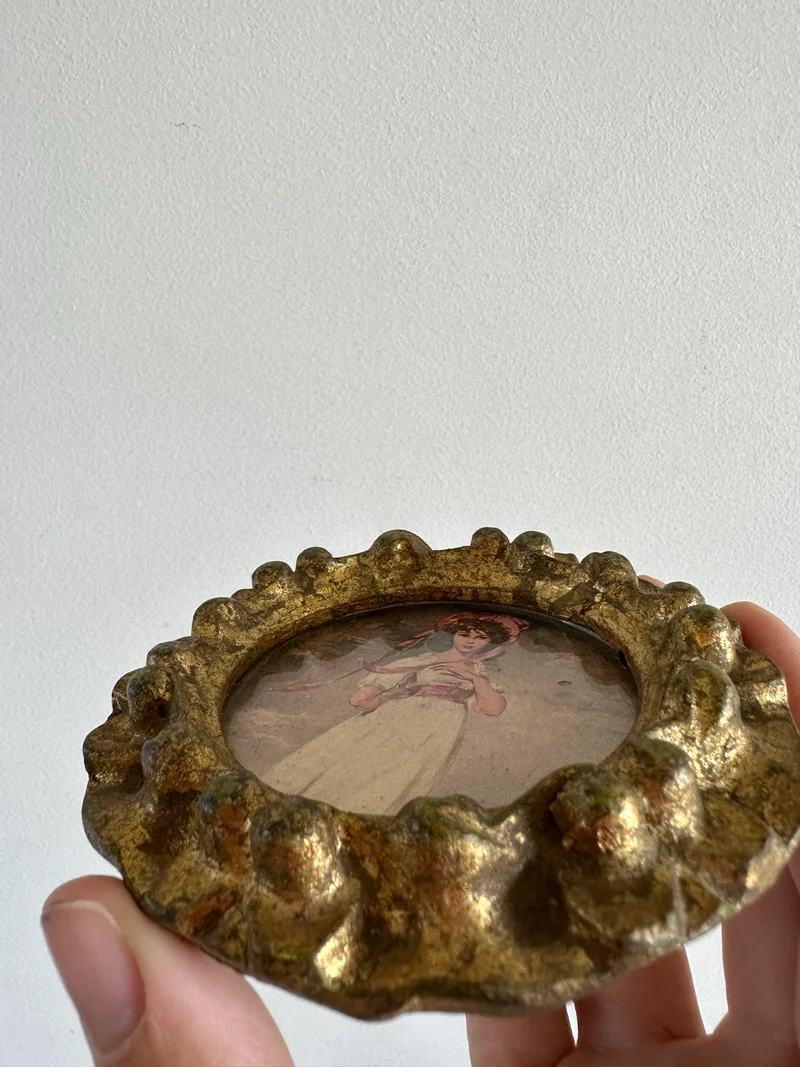 Médaillon en bois doré sculpté rond représentation jeune fille au chapeau