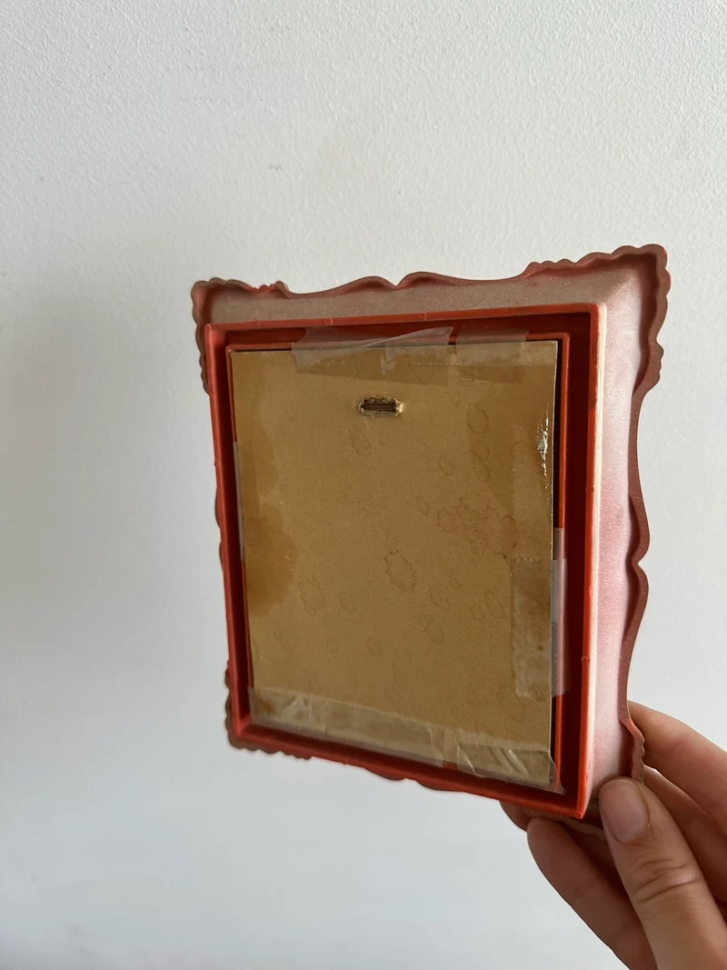 Peinture champêtre signée dans cadre rococo effet craquelé