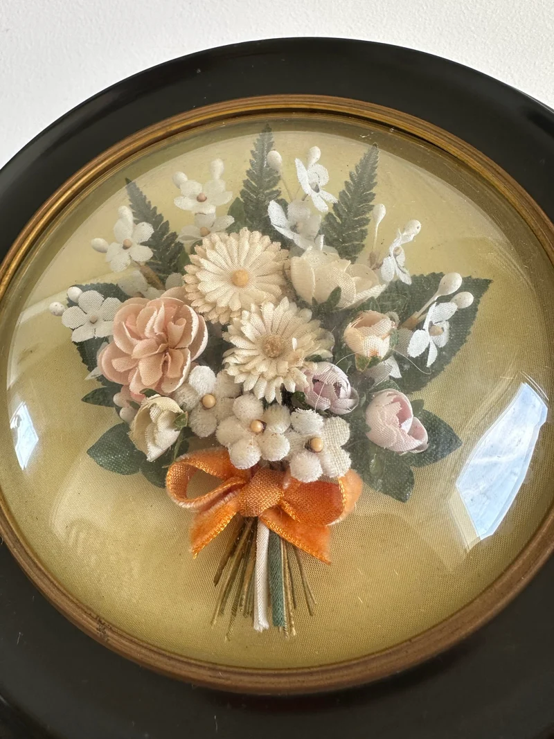 Fleurs séchées en tissu sous verre bombé rond dans cadre en bois noir