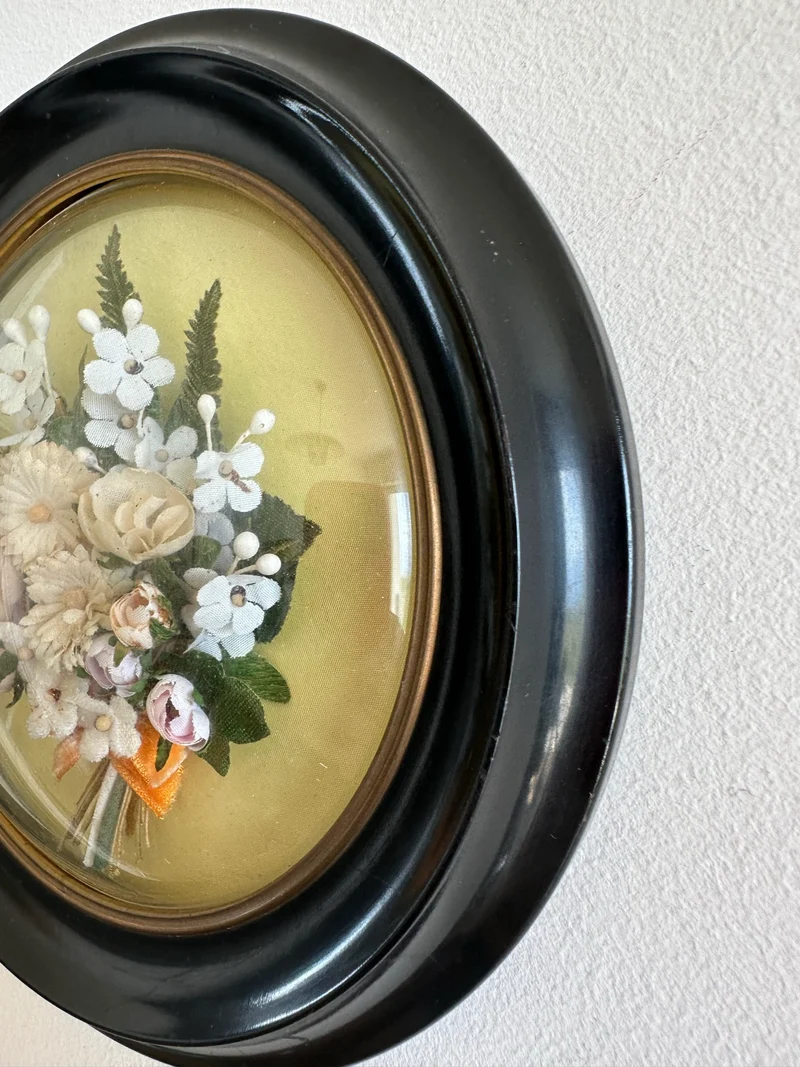Fleurs séchées en tissu sous verre bombé rond dans cadre en bois noir