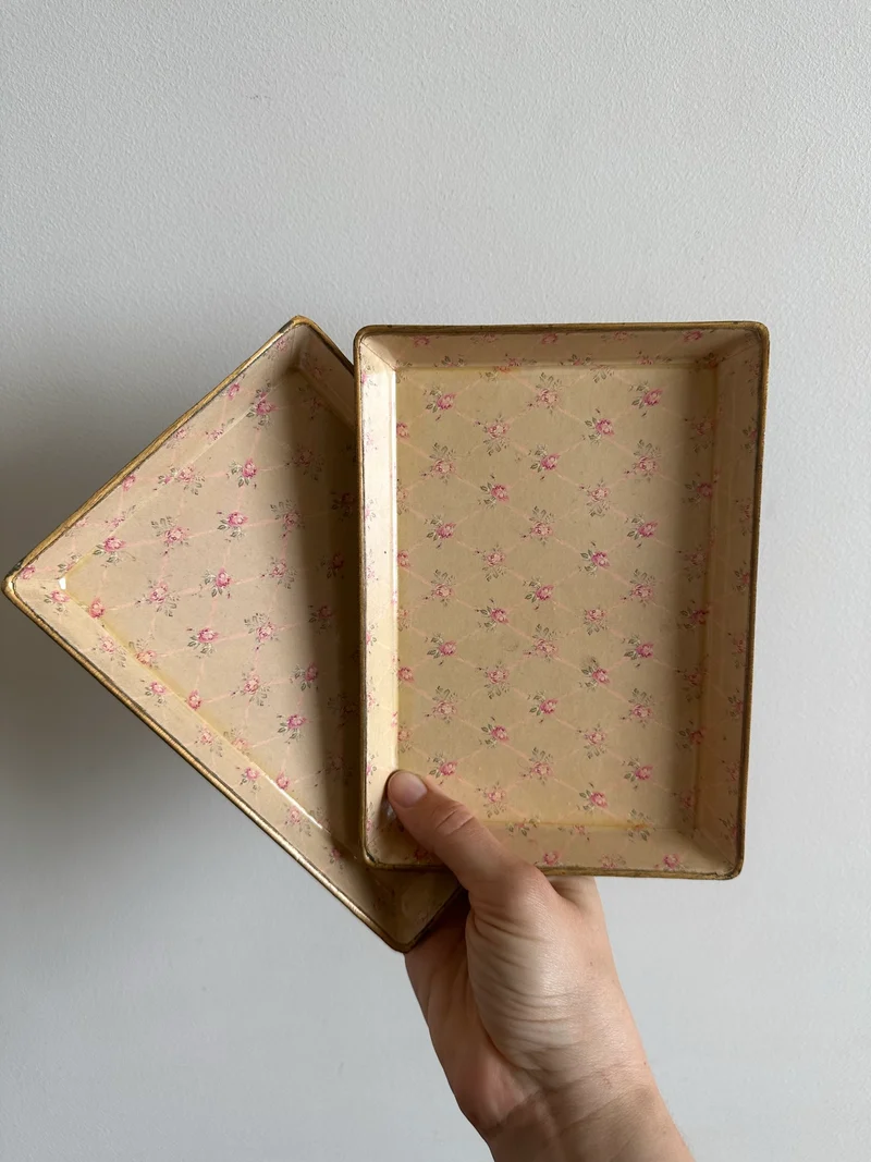 Coupelles plates rectangulaire en bois et vinyle motifs petites roses