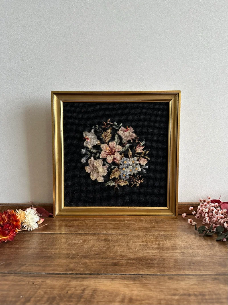 Broderie bouquet de fleurs roses et bleues dans cadre carré doré