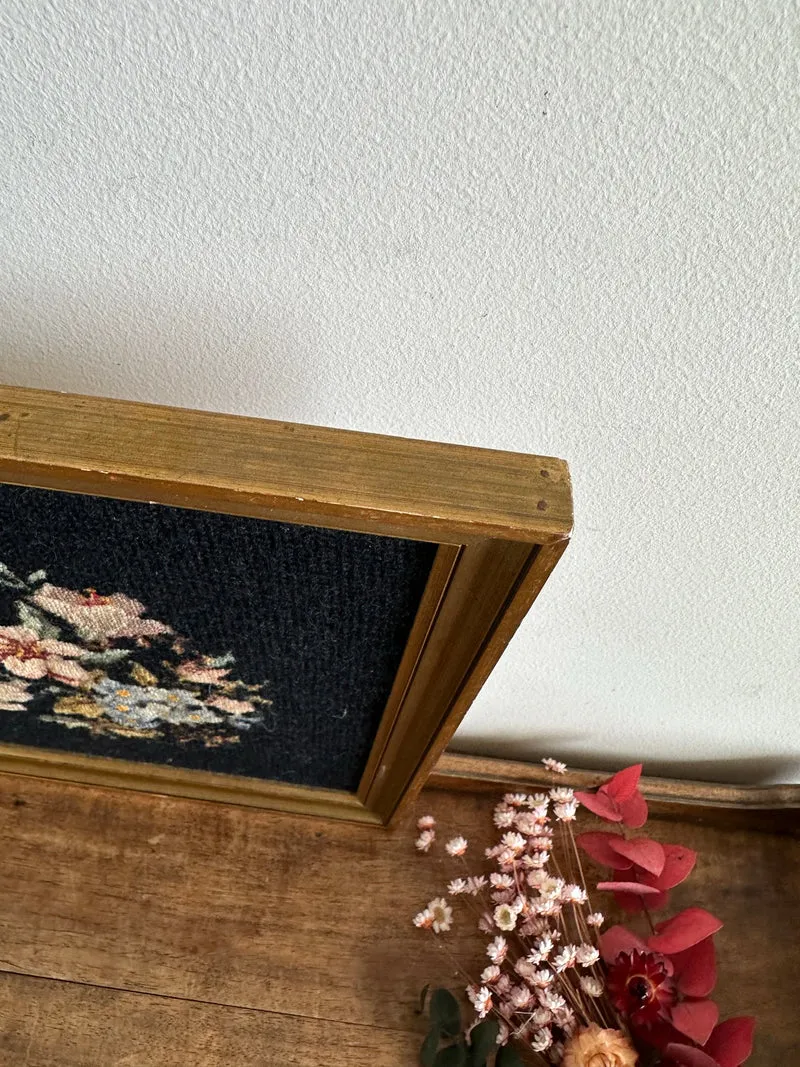 Broderie bouquet de fleurs roses et bleues dans cadre carré doré