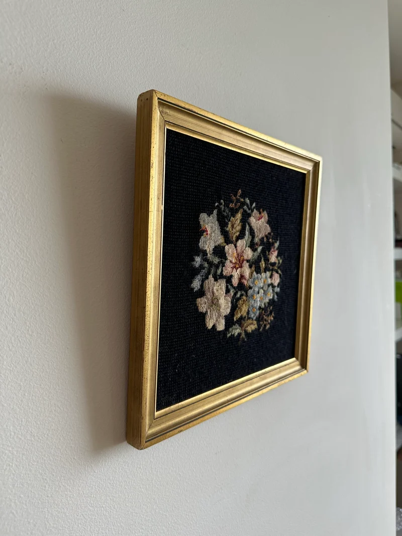 Broderie bouquet de fleurs roses et bleues dans cadre carré doré