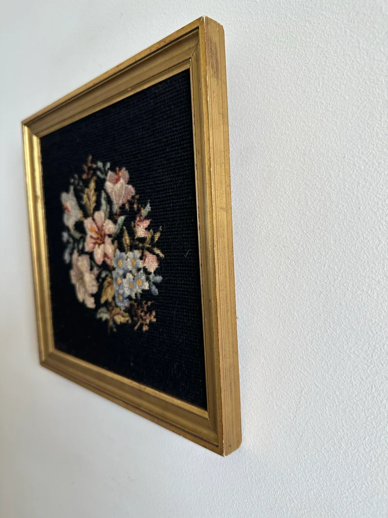 Broderie bouquet de fleurs roses et bleues dans cadre carré doré