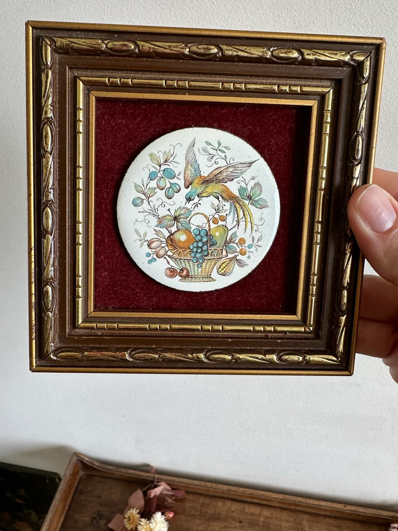 Cadre en bois doré pastille fond en velours rouge