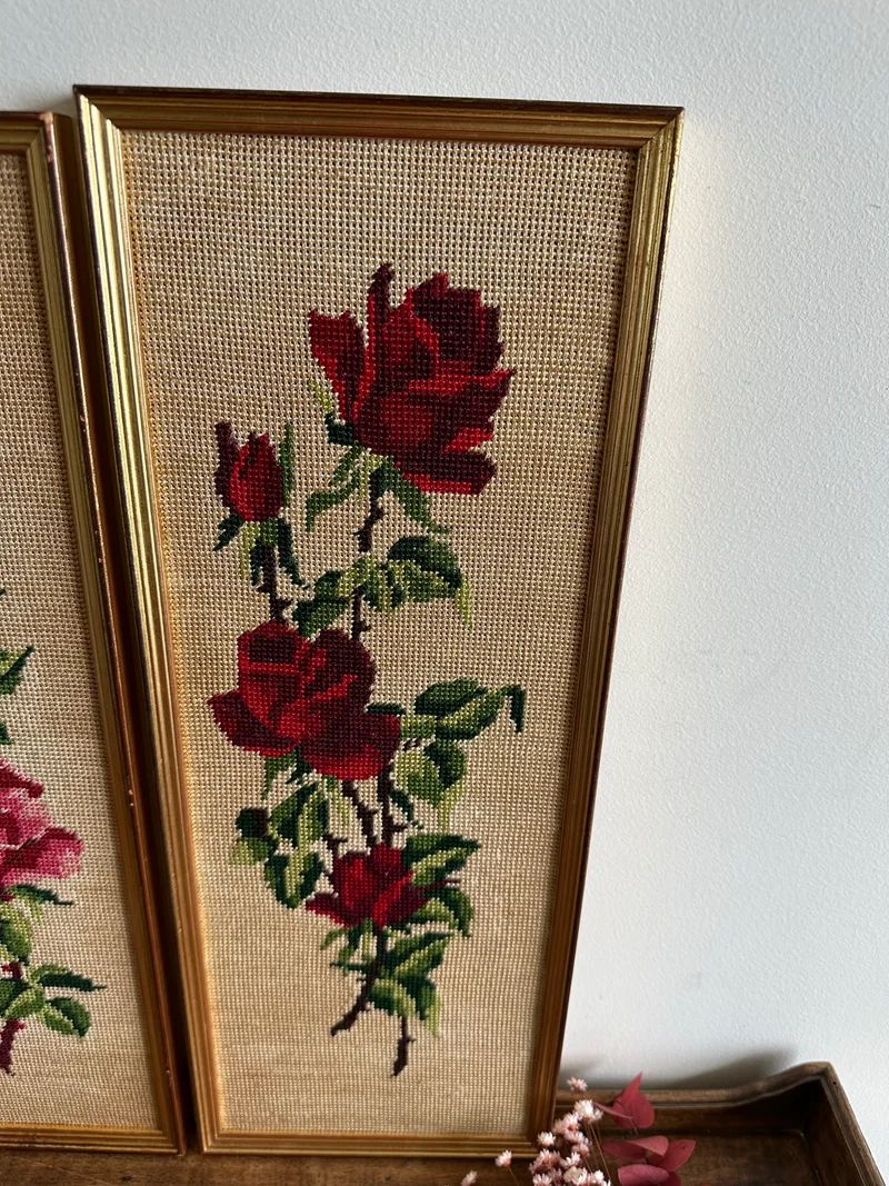 Broderies rectangulaires au point de croix dans cadres dorés