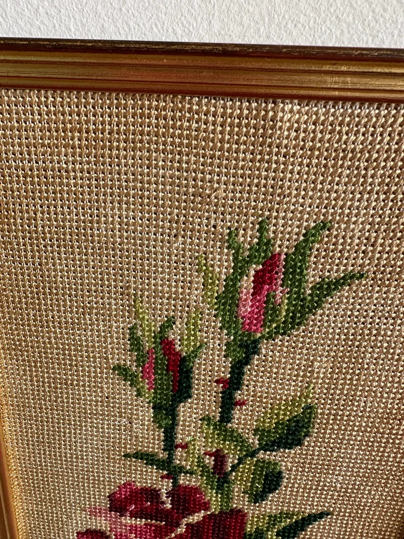 Broderies rectangulaires au point de croix dans cadres dorés