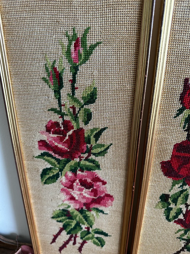 Broderies rectangulaires au point de croix dans cadres dorés