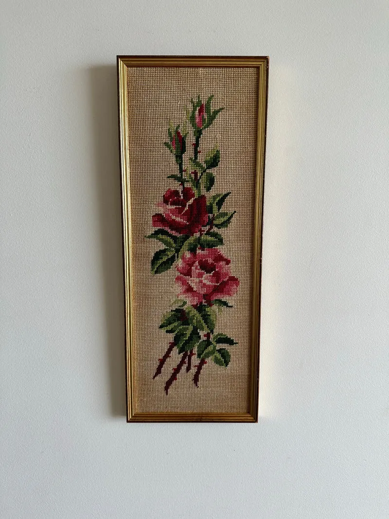 Broderies rectangulaires au point de croix dans cadres dorés