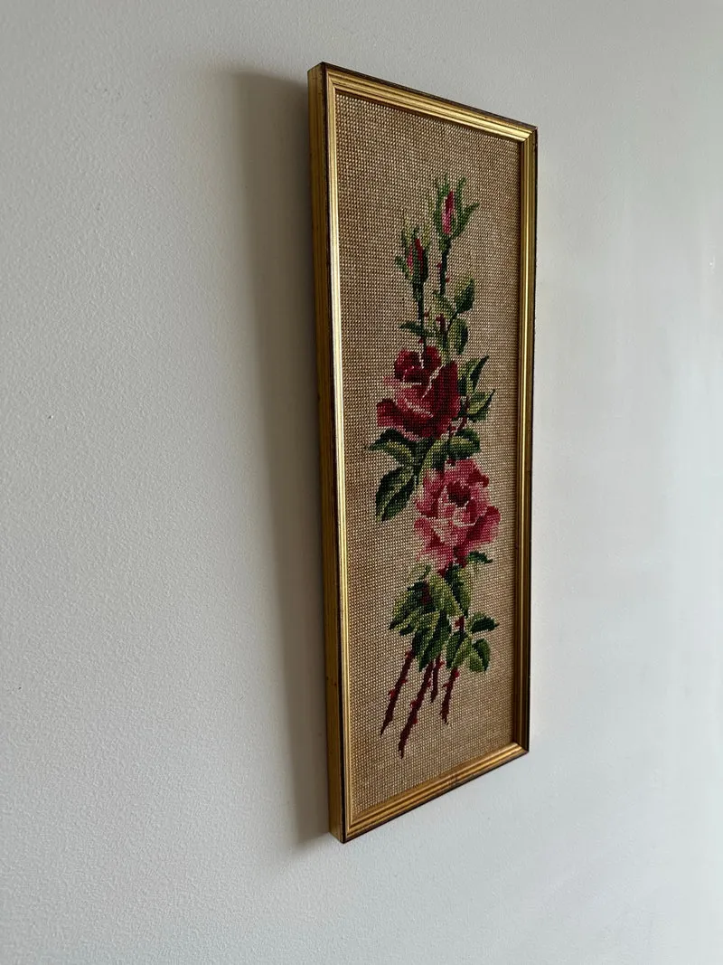 Broderies rectangulaires au point de croix dans cadres dorés
