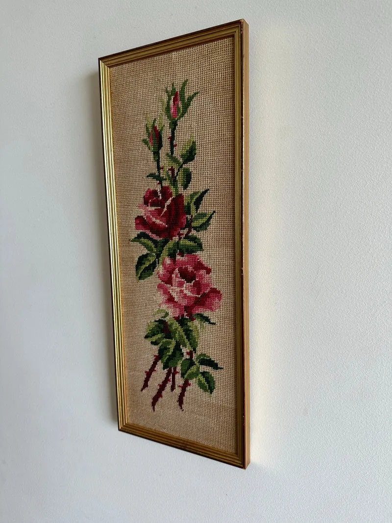 Broderies rectangulaires au point de croix dans cadres dorés