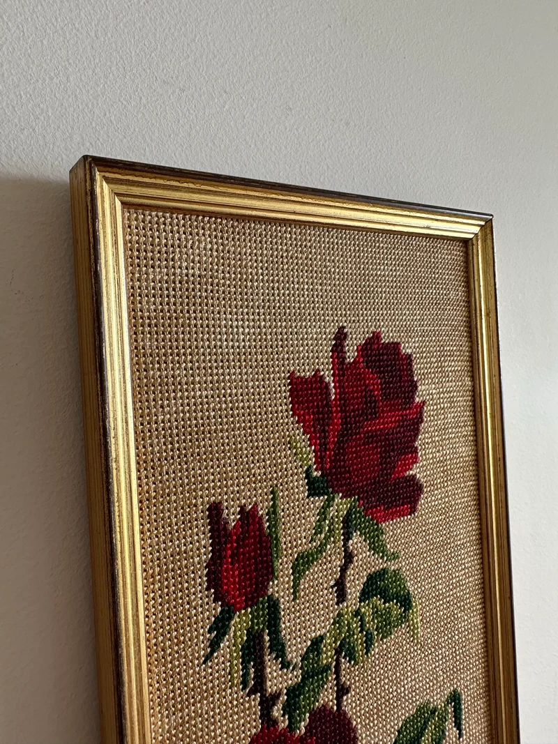 Broderies rectangulaires au point de croix dans cadres dorés