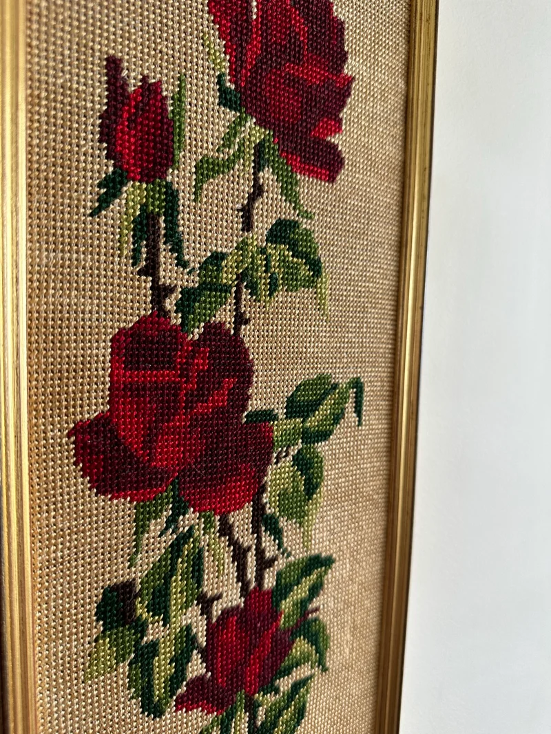 Broderies rectangulaires au point de croix dans cadres dorés