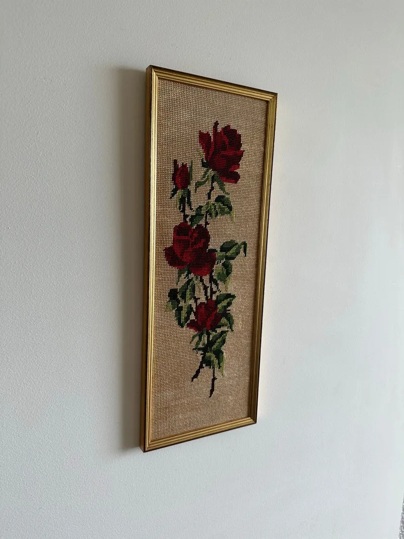 Broderies rectangulaires au point de croix dans cadres dorés