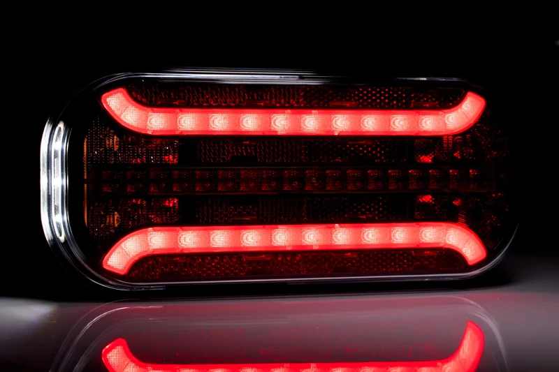Feu de remorque LED avec indicateur progressif / 6 fonctions / 214 mm