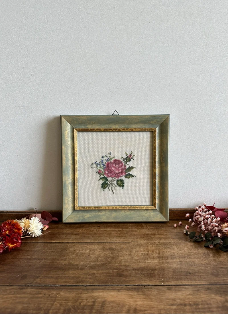 Broderie au point de croix dans cadre en bois bleu liseré doré