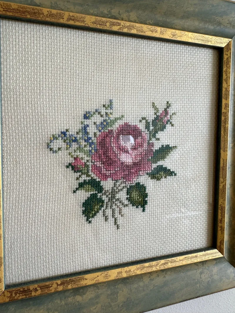 Broderie au point de croix dans cadre en bois bleu liseré doré