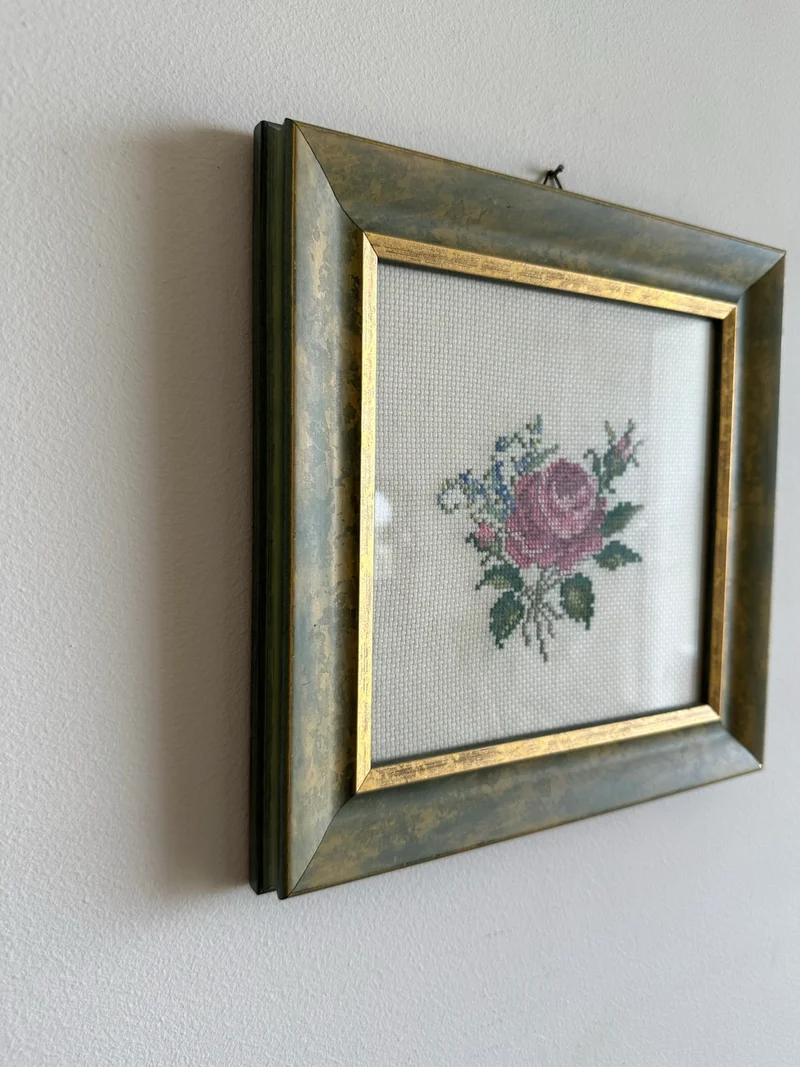 Broderie au point de croix dans cadre en bois bleu liseré doré