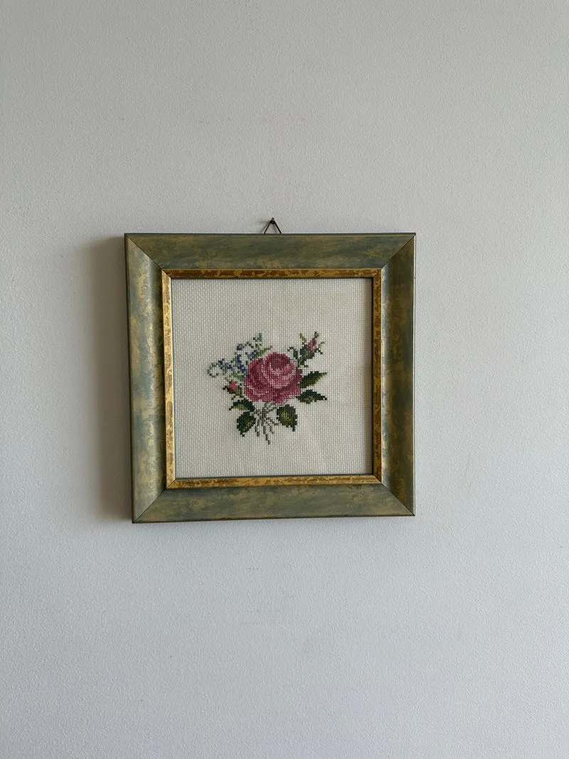 Broderie au point de croix dans cadre en bois bleu liseré doré