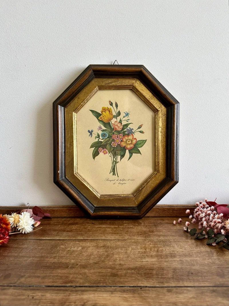 Bouquet de tulipes et roses de bruyères dans cadre en bois octogonal bordure dorée