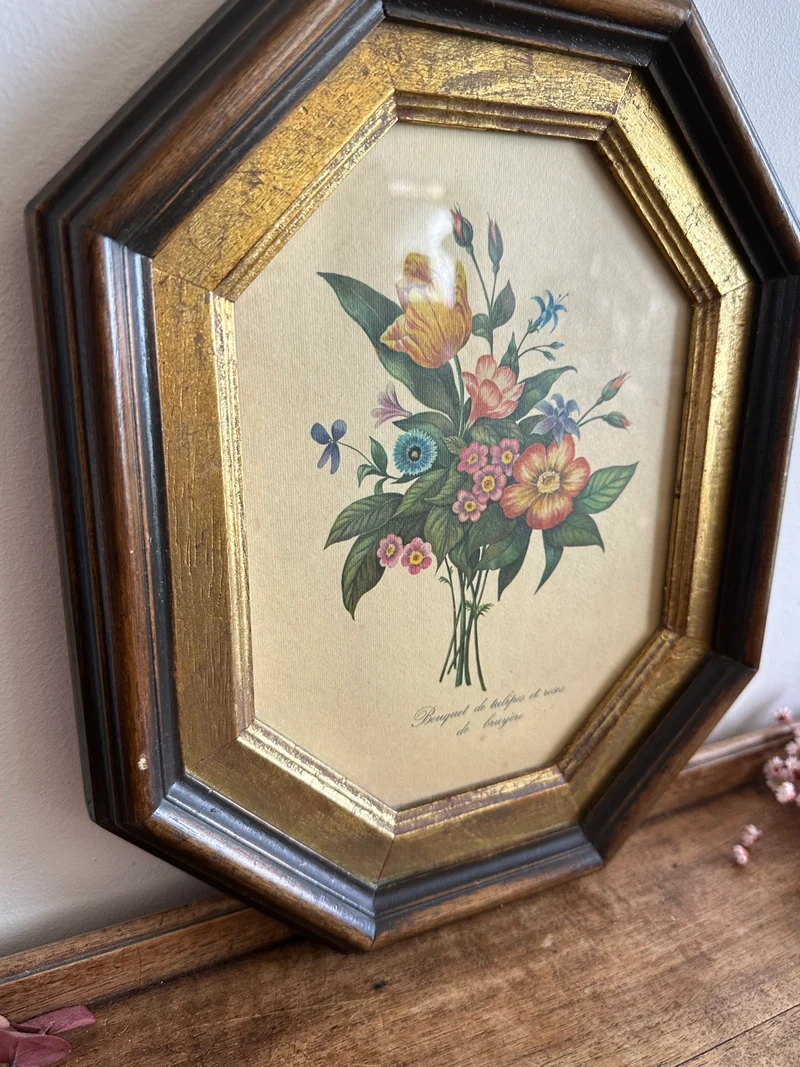 Bouquet de tulipes et roses de bruyères dans cadre en bois octogonal bordure dorée