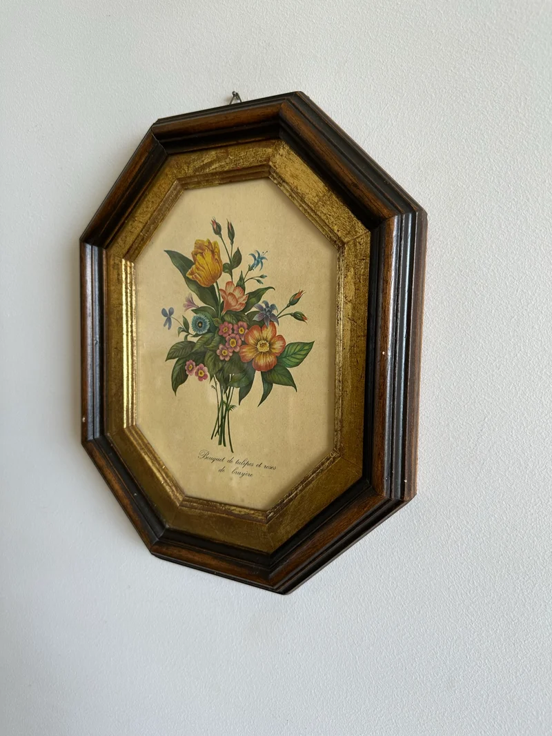 Bouquet de tulipes et roses de bruyères dans cadre en bois octogonal bordure dorée