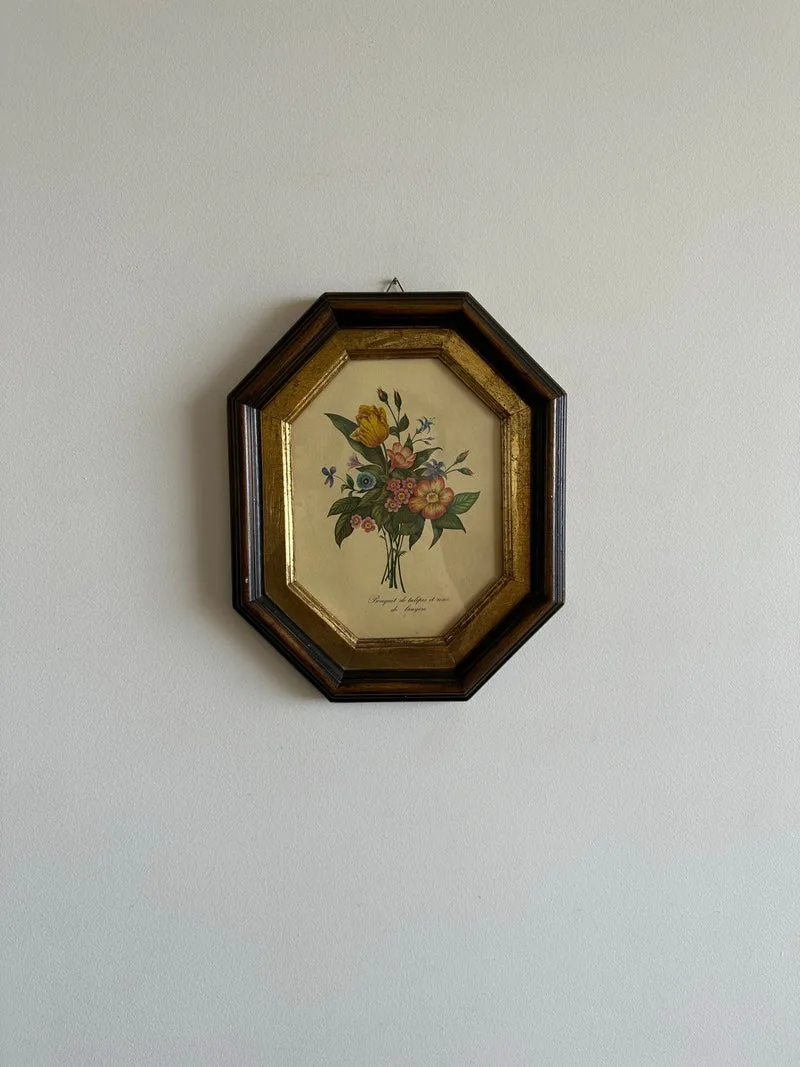 Bouquet de tulipes et roses de bruyères dans cadre en bois octogonal bordure dorée