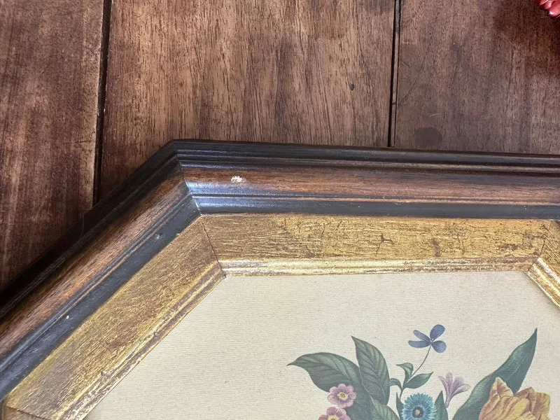 Bouquet de tulipes et roses de bruyères dans cadre en bois octogonal bordure dorée