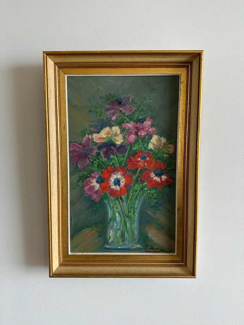 Bouquet de fleurs rouges violettes et rose pâle dans un vase cadre profond
